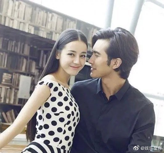 高伟光和迪丽热巴街拍好般配,高伟光现代装比古装好看.