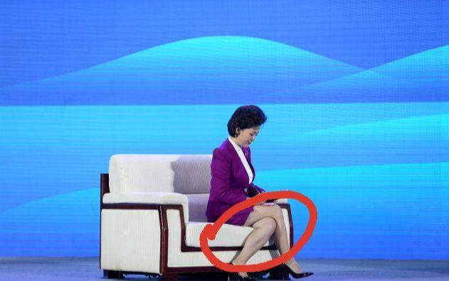 央视名嘴海霞现身活动穿紫红套装太贵气腿部肌肉堪比运动员