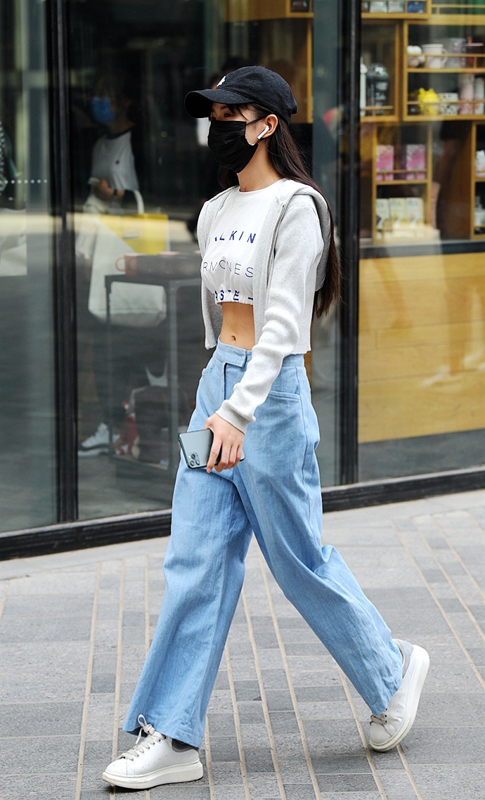 街拍:时尚街区那些露出纤纤细腰的美女