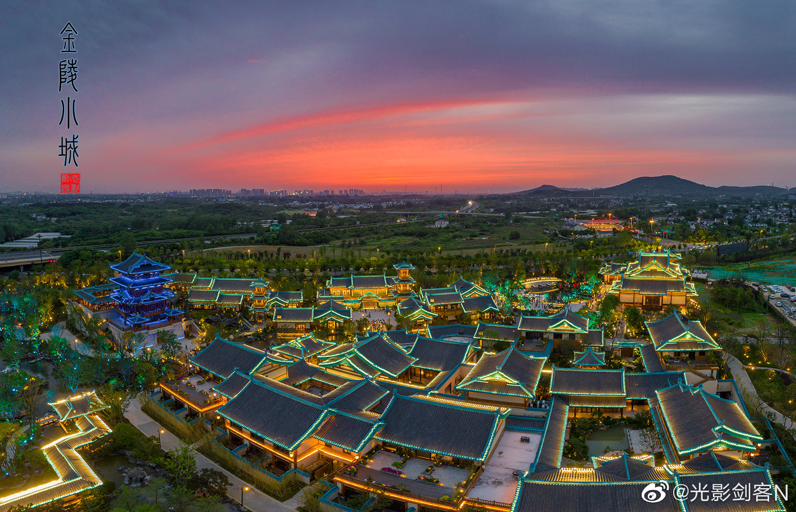 六朝金粉地,最忆是金陵 . 金陵小城,燕集里