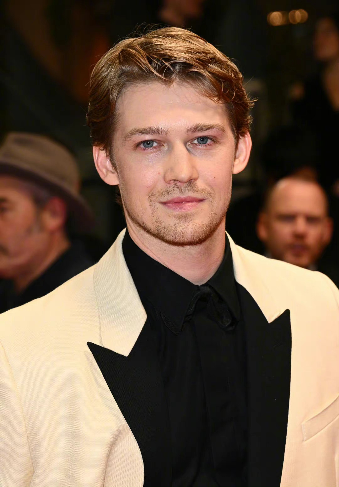 乔阿尔文玛格丽特库里亮相正午之星首映红毯