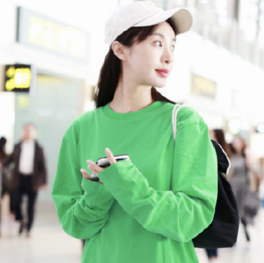 李菲儿懒理浪姐风波,机场露面却穿一身绿,这是在内涵什么