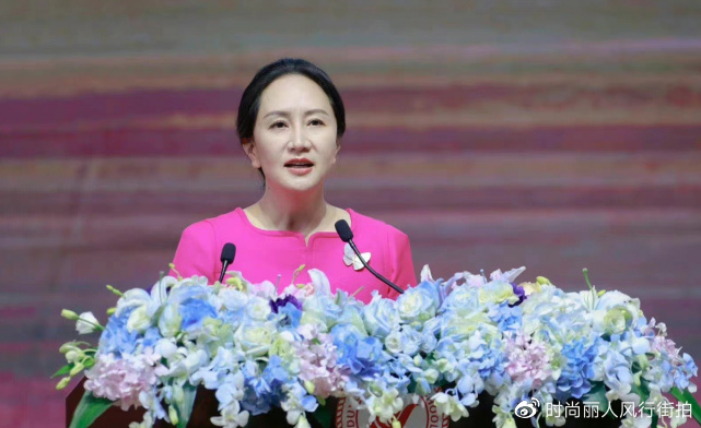 50岁孟晚舟高调回母校演讲!穿少女粉戴10万的胸针,美成名媛标杆|孟晚舟|胸针|母校_新浪新闻