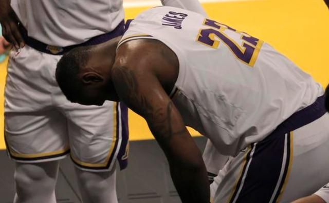 不应该!误伤詹姆斯之人被球迷攻击,道歉也没用,被迫关闭评论!休闲区蓝鸢梦想 - Www.slyday.coM