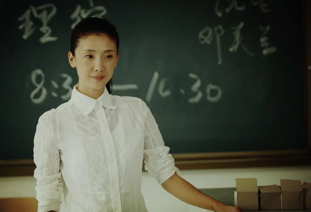 十八岁的天空裴佩老师41岁罕露面新剧演宋茜情敌