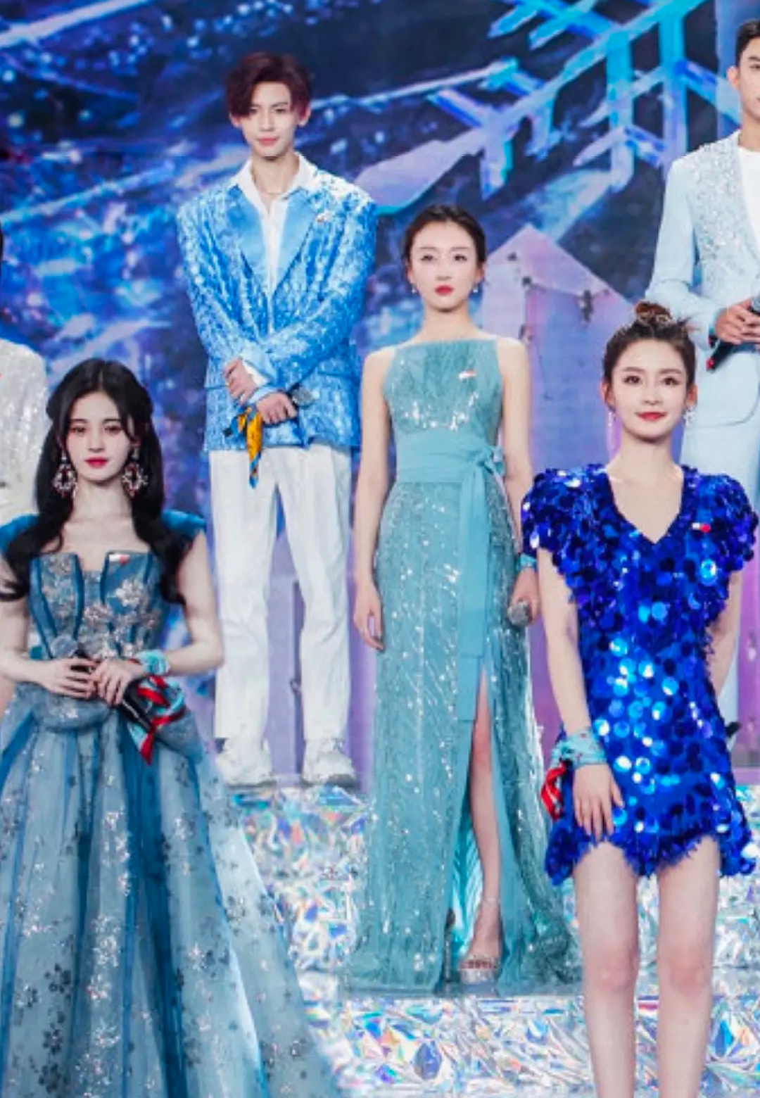 鞠婧祎周冬雨李沁同框李沁太美了吧脸居然这么小