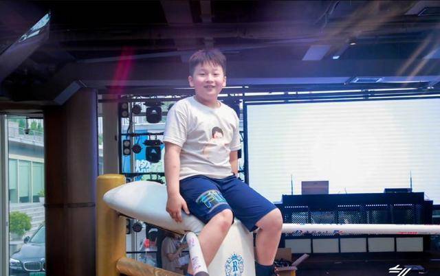 冉莹颖晒邹明轩9岁生日照,轩哥卷发消失,一家五口出镜颜值高