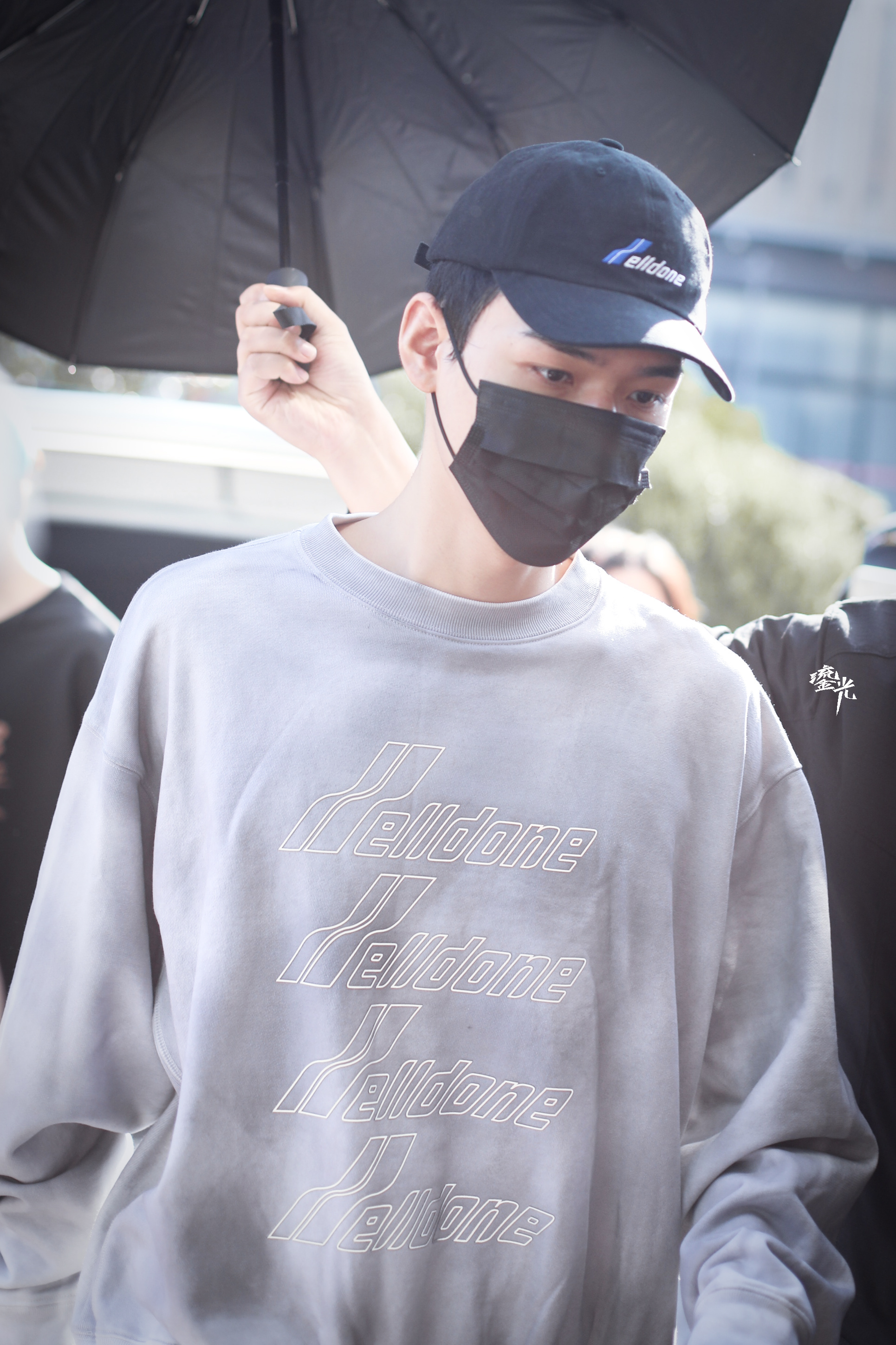 龚俊今日份上班饭拍 灰色卫衣搭配黑色棒球帽……__财经头条