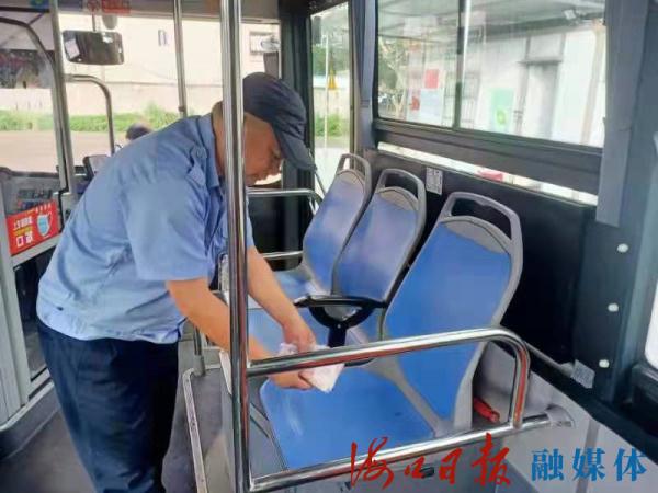 當天11時左右,林向青駕駛3路公交車由武警醫院開往濱涯路公交場站