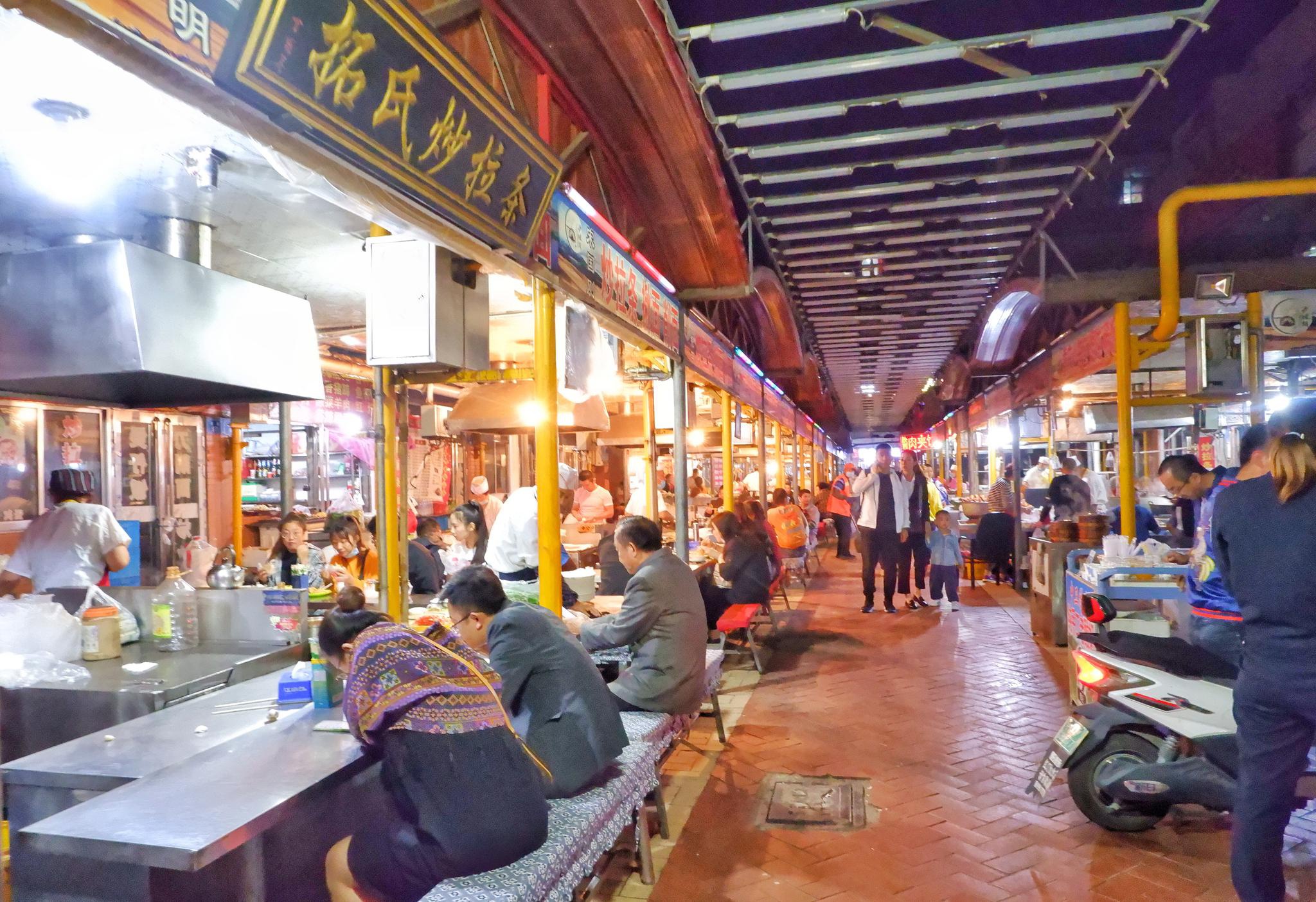 宁夏这一条小吃街,所有摊位都只卖同一种美食,生意红火