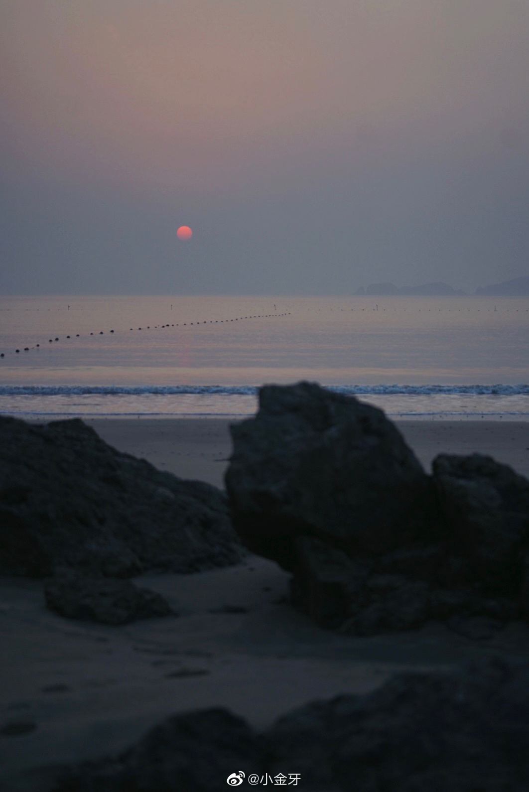 缓缓的海声，微凉的海风，升起的日出，空无一人的海滩……__财经头条