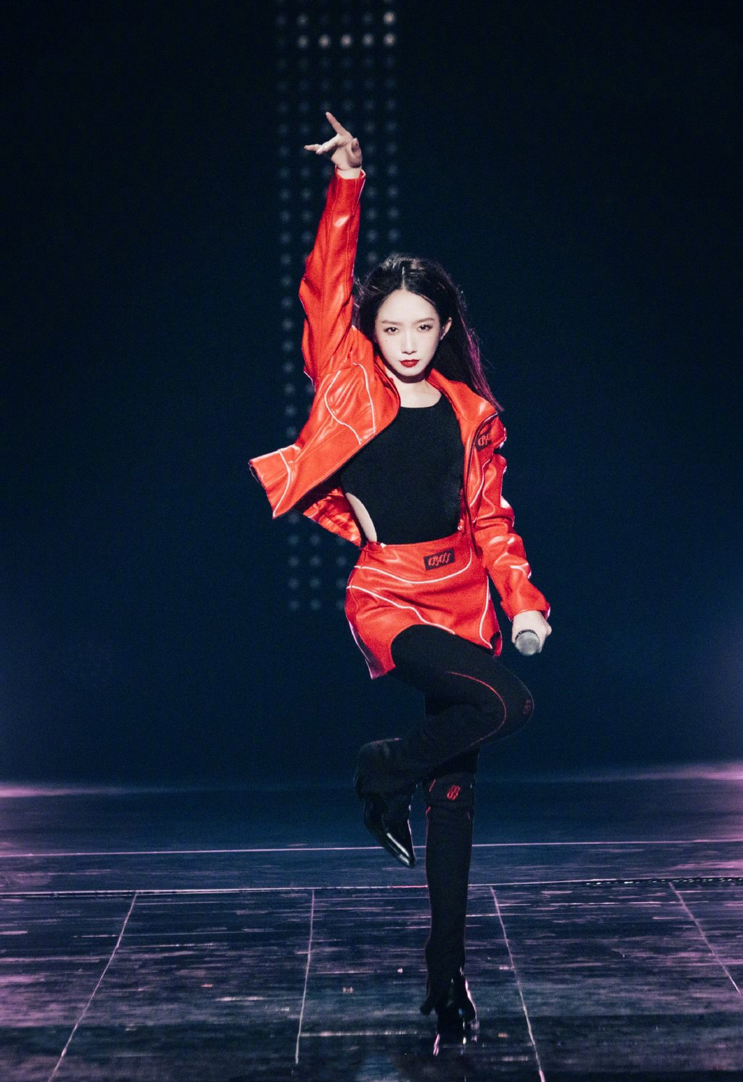 孟美岐|一则舞台私服分享红色夹克内搭黑色半袖背心