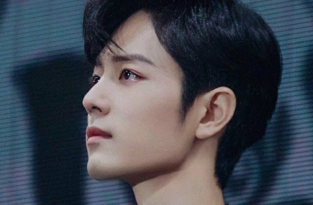 很喜欢肖战微微侧脸的照片第一张捧着花的是我心中最喜欢的侧颜照片