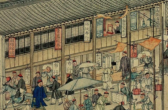 他们穿梭在闹市里,两侧商铺林立,人声鼎沸.