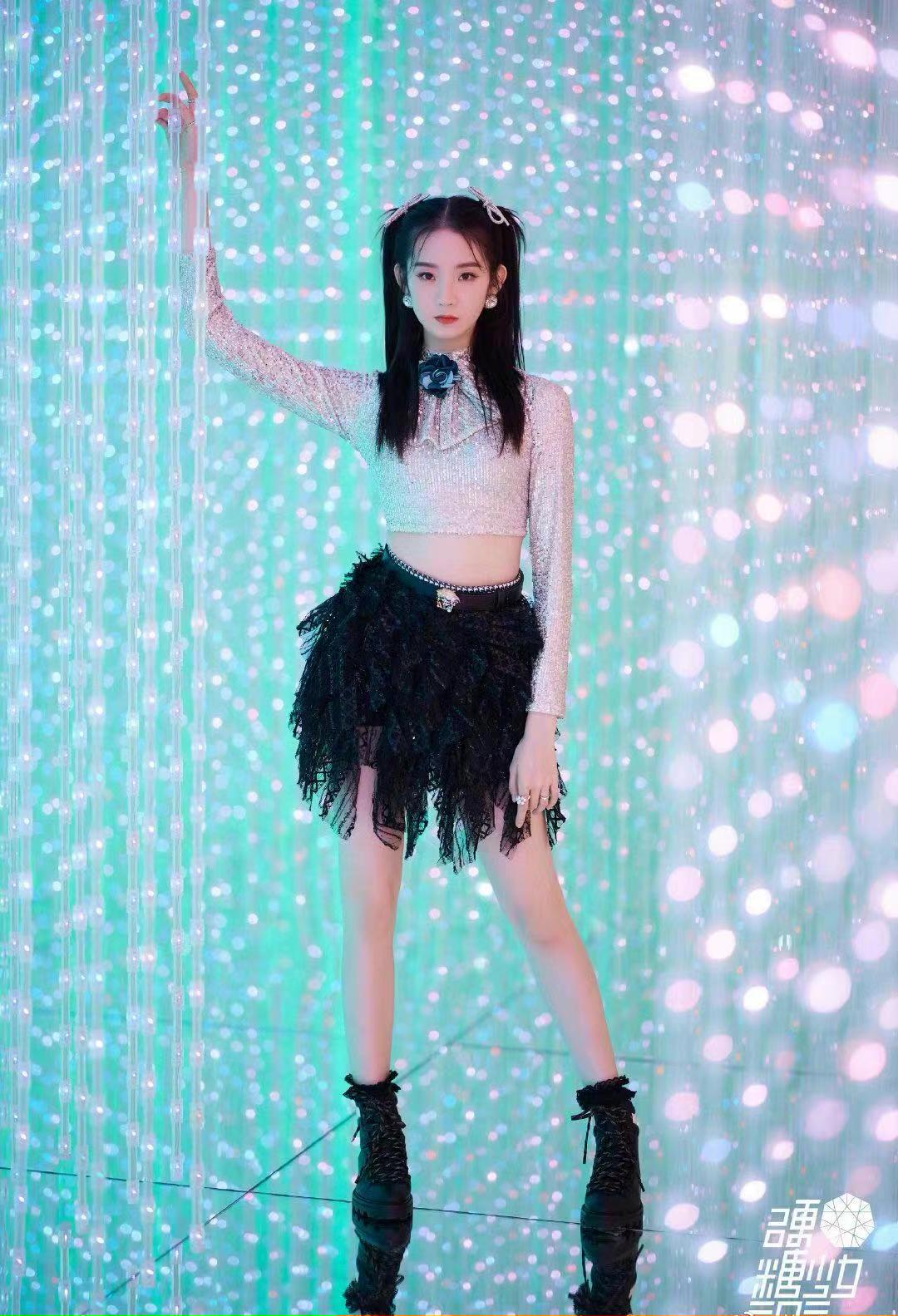 张艺凡跟风秀漫画腰被吐槽穿短装肋骨突出腰伤严重还硬凹造型