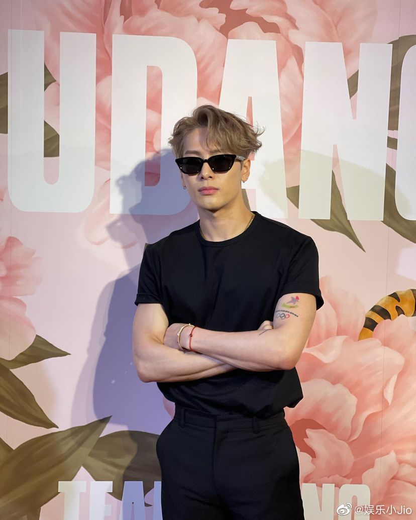 王嘉尔在新加坡的最新照片好帅,帅哥在新加坡的人气好高啊__财经头条