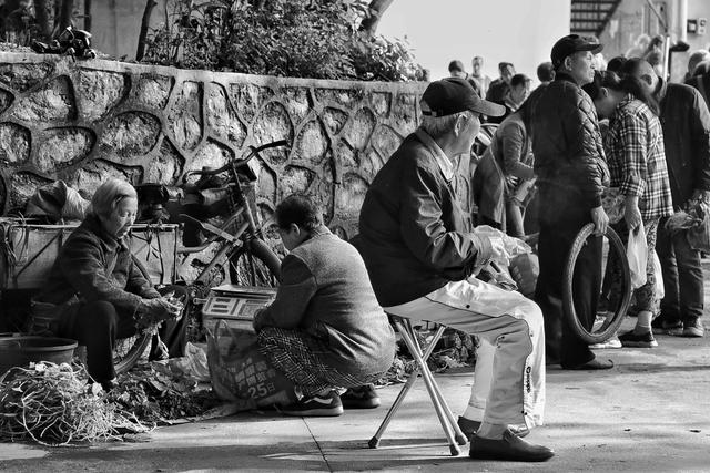 50岁以后的人)那时,虽然没有高科技的娱乐,一台电视就能够凑足几家人