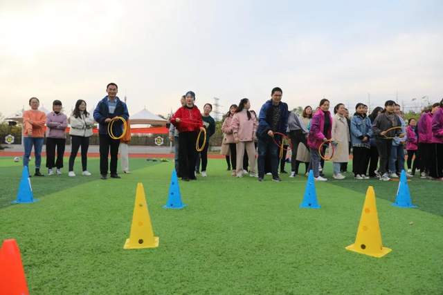 我是套圈王 "先套这个,再套那个","往上抛,命中率会高很多","手腕要