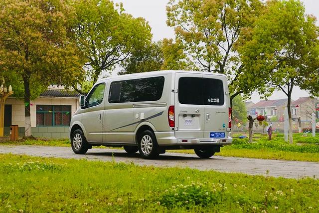 宏运旅途l11空间魔术高效布局不到十五万可下地库的城市房车