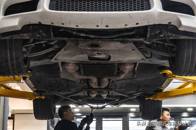 这是一台车主刚入手的底盘代号e93的宝马m3,同期的m3分别还有四门版