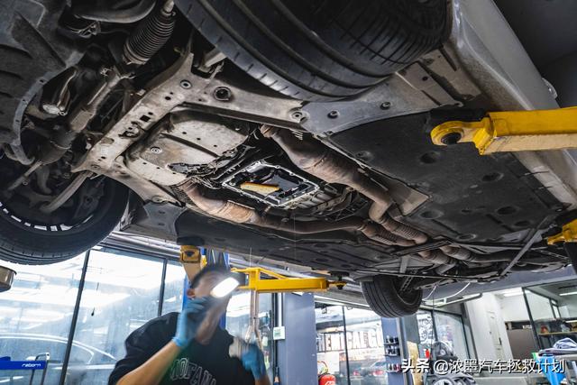 这是一台车主刚入手的底盘代号e93的宝马m3,同期的m3分别还有四门版