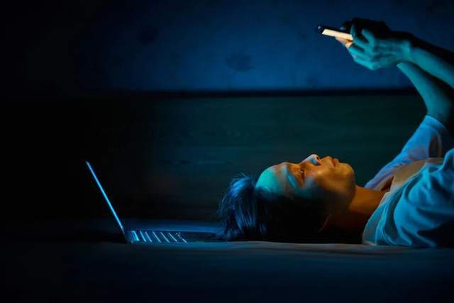 一女子熬夜追剧后短暂失明!