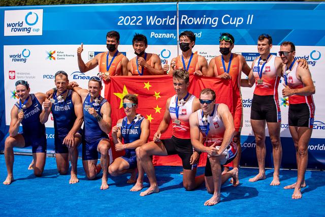 中国选手臧哈,伊绪帝,刘治宇和阿迪里江·苏里坦(上排右二至上排左一)