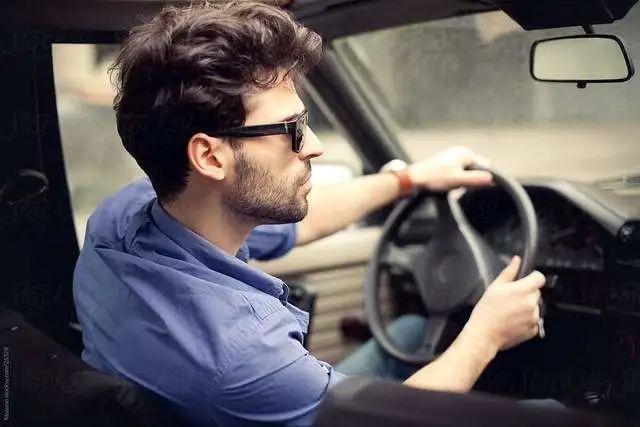 刚开车的你很紧张？搞明白这4点，新手也能轻松开车休闲区蓝鸢梦想 - Www.slyday.coM