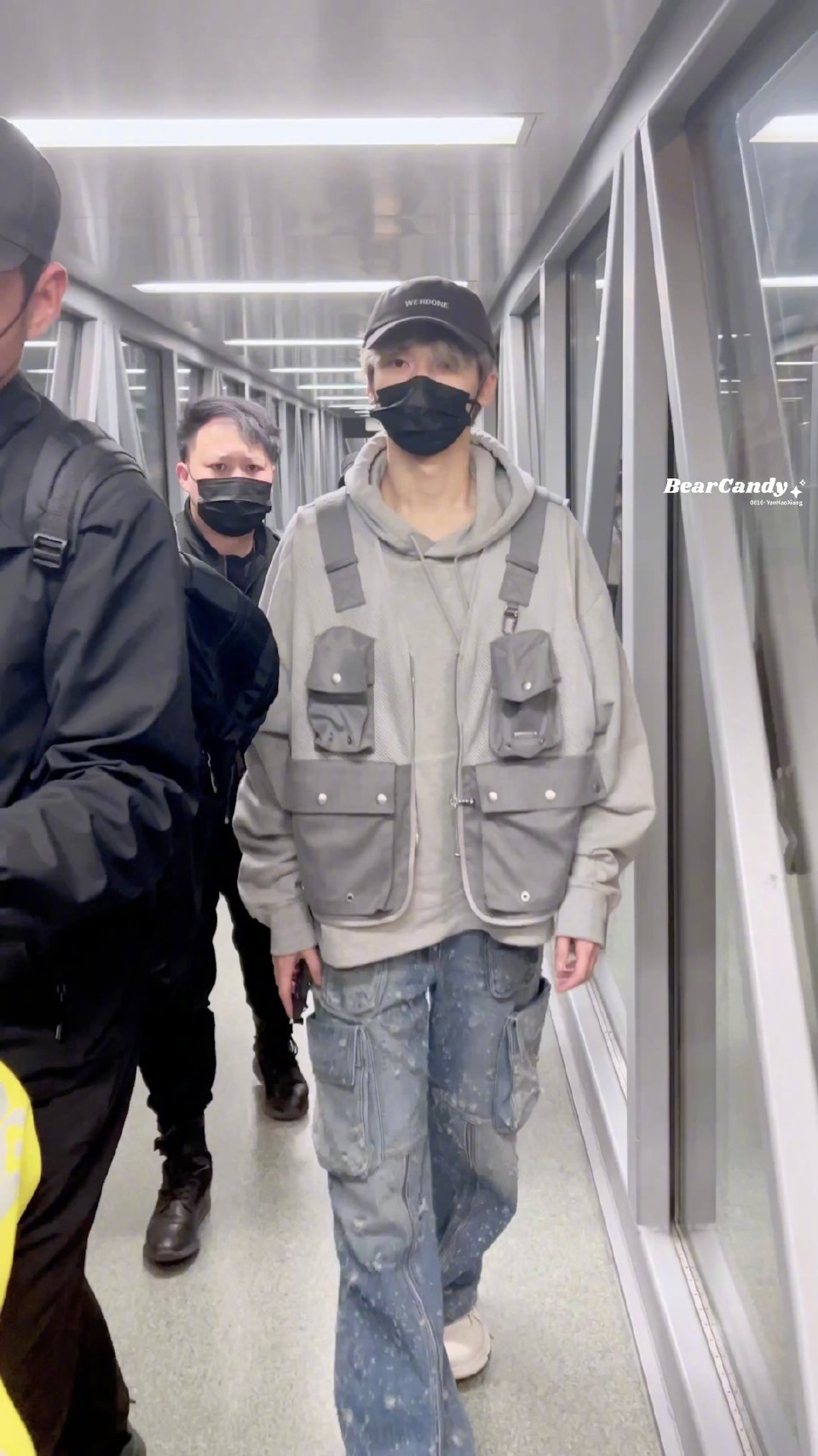 严浩翔凌晨到达机场饭拍路透96 灰色马甲77卫衣搭配超酷!