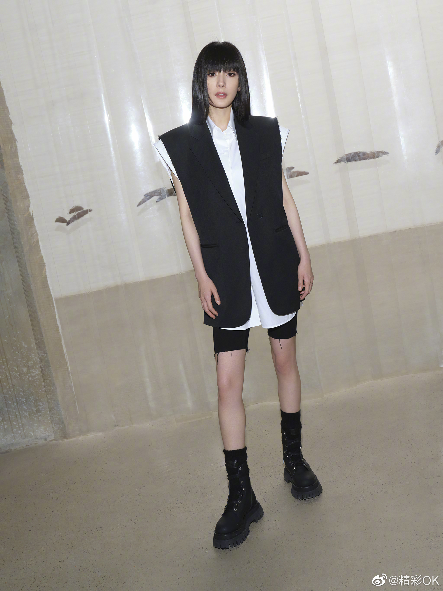 杨幂穿宽肩裁边马甲白衬衫配马丁靴齐刘海也能轻松驾奴又飒又美