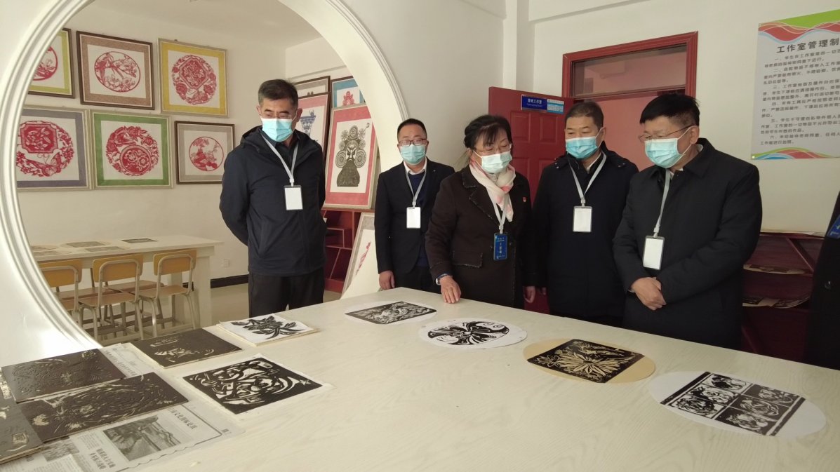 穆拉迪力·阿卜杜拉 摄洛浦县第二中学党支部书记胡小红说:"在上级