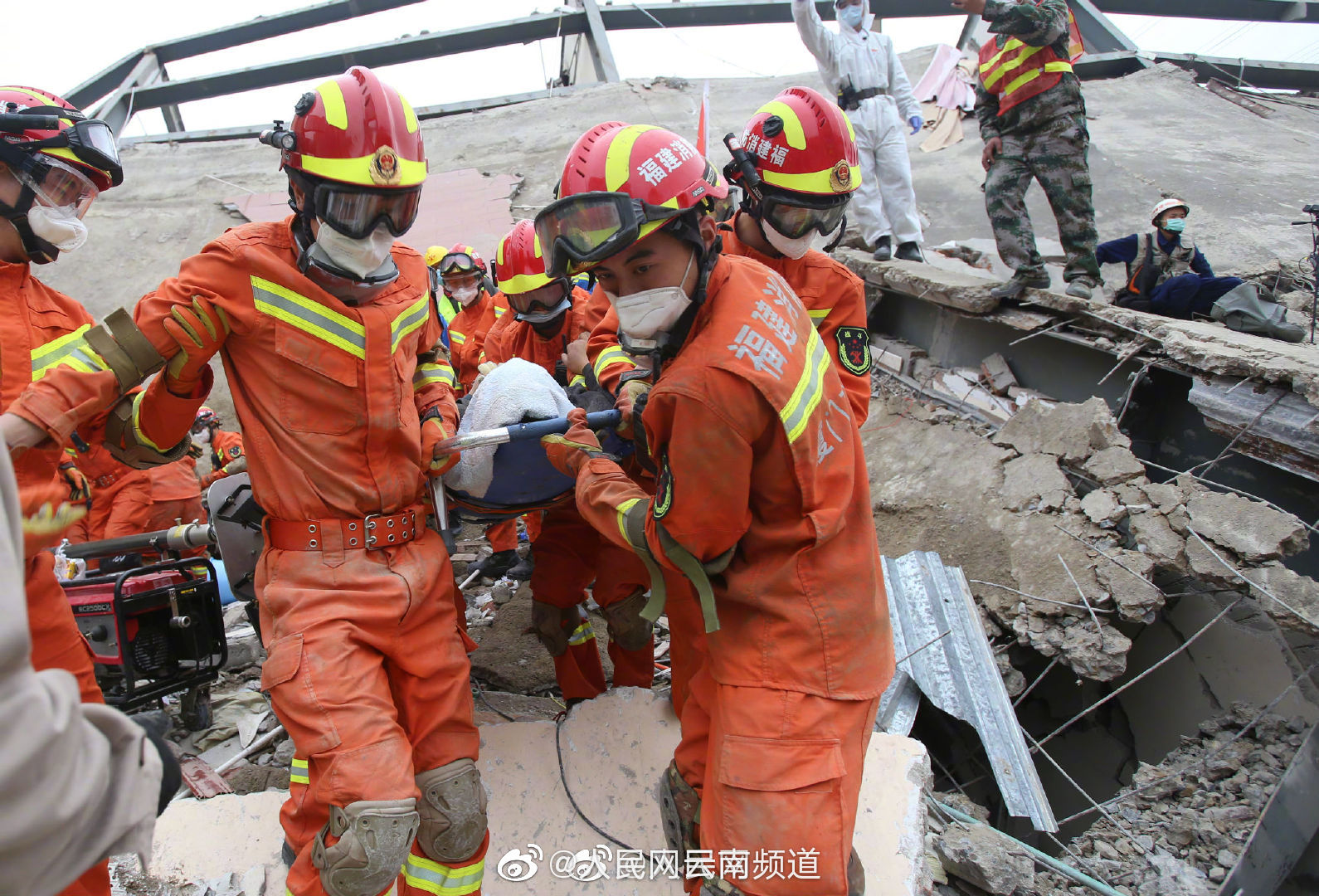 又一名男子被救出 妻儿还被压在底下_高清图集_新浪网