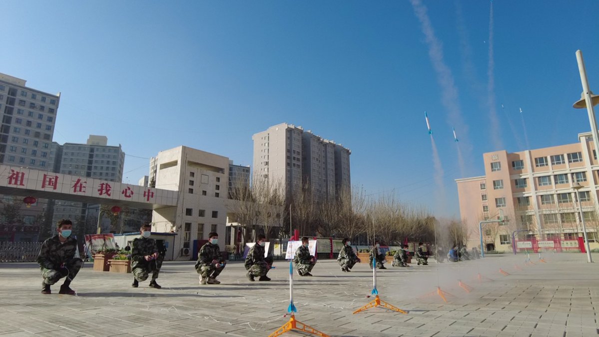 穆拉迪力·阿卜杜拉 摄除了航模社团以外,洛浦县第二中学还充分利用