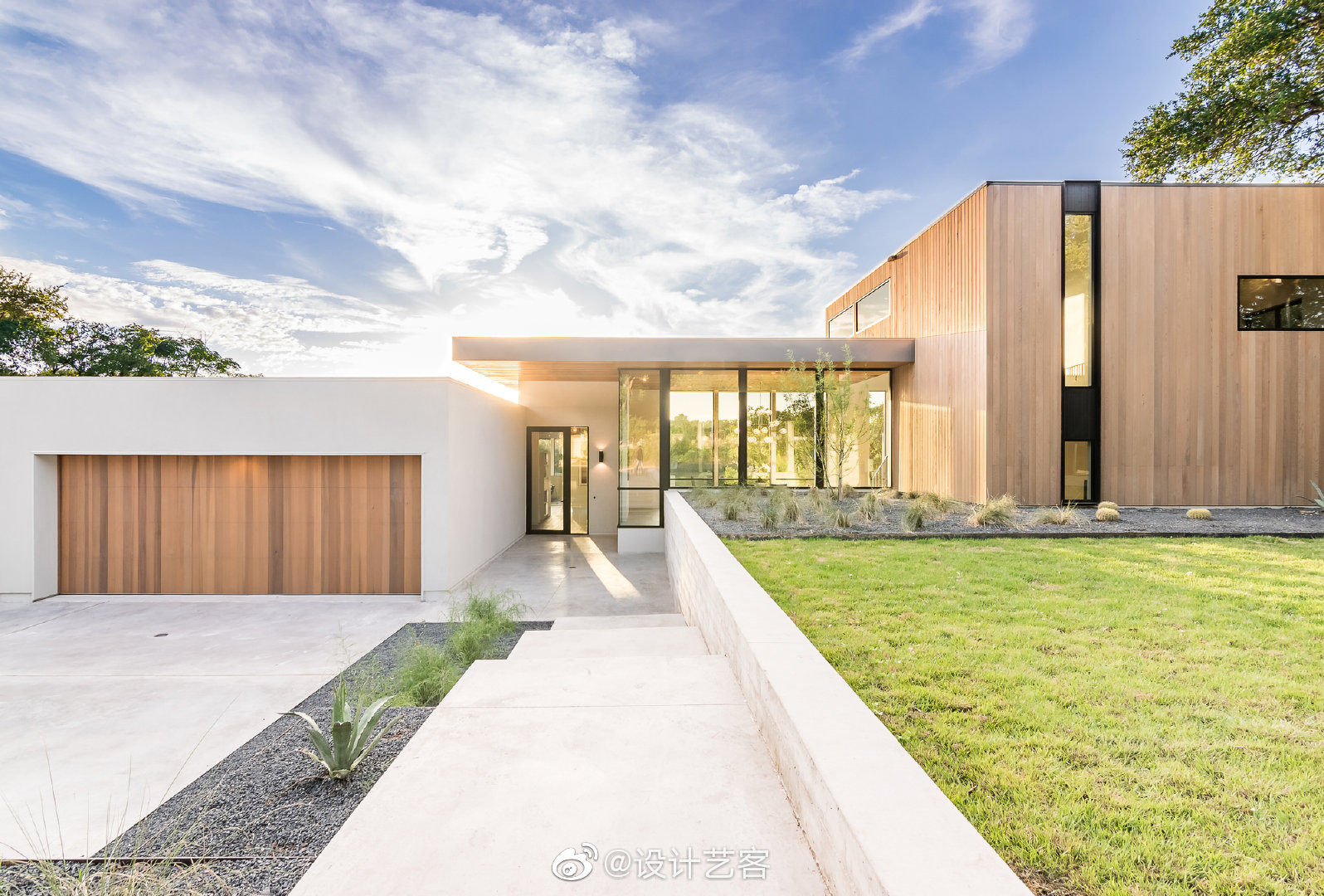 建筑设计坡地上的别墅大宅