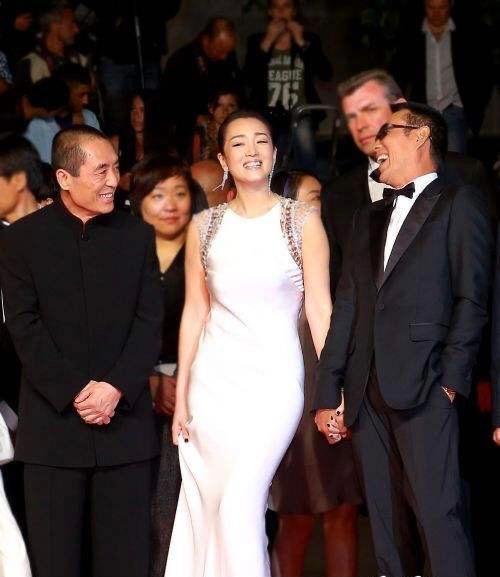 陈道明,巩俐,张艺谋走红毯, 牵手 太惊艳,这可能就是气质吧!