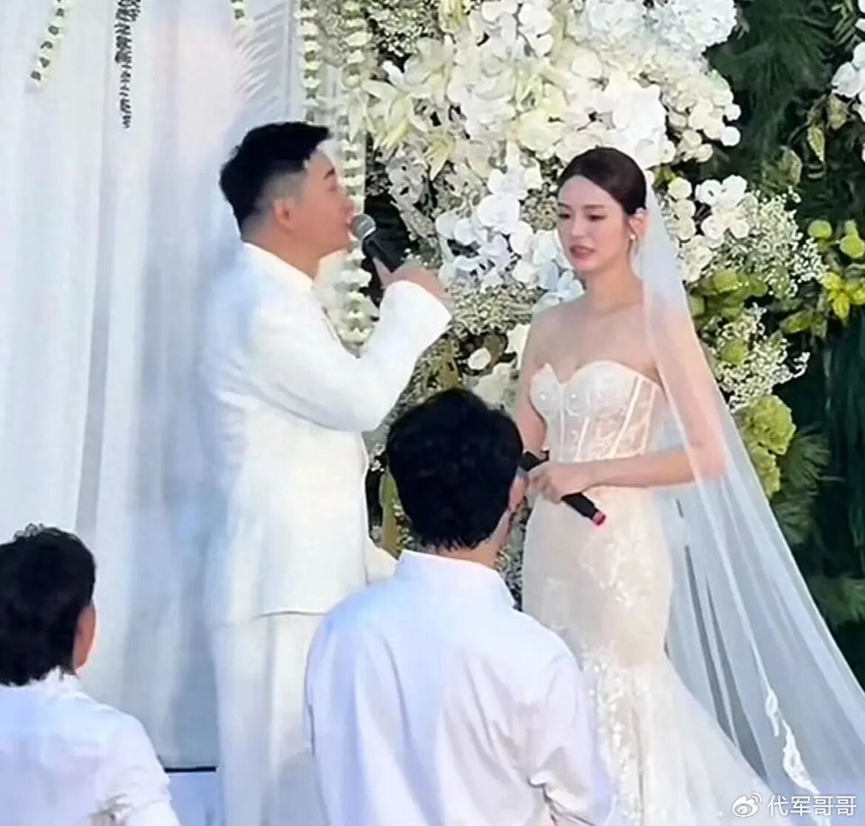 46岁歌手黄勇大婚,众多圈内好友捧场,小10岁娇妻颜值高身材好