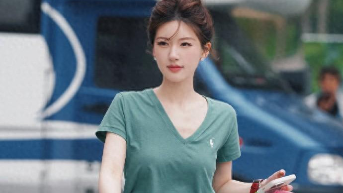 赵露思的许妍穿搭法真香！简约、时尚又舒适，显高、显瘦又雅致|牛仔裤|白色|休闲|百搭|T恤_新浪新闻