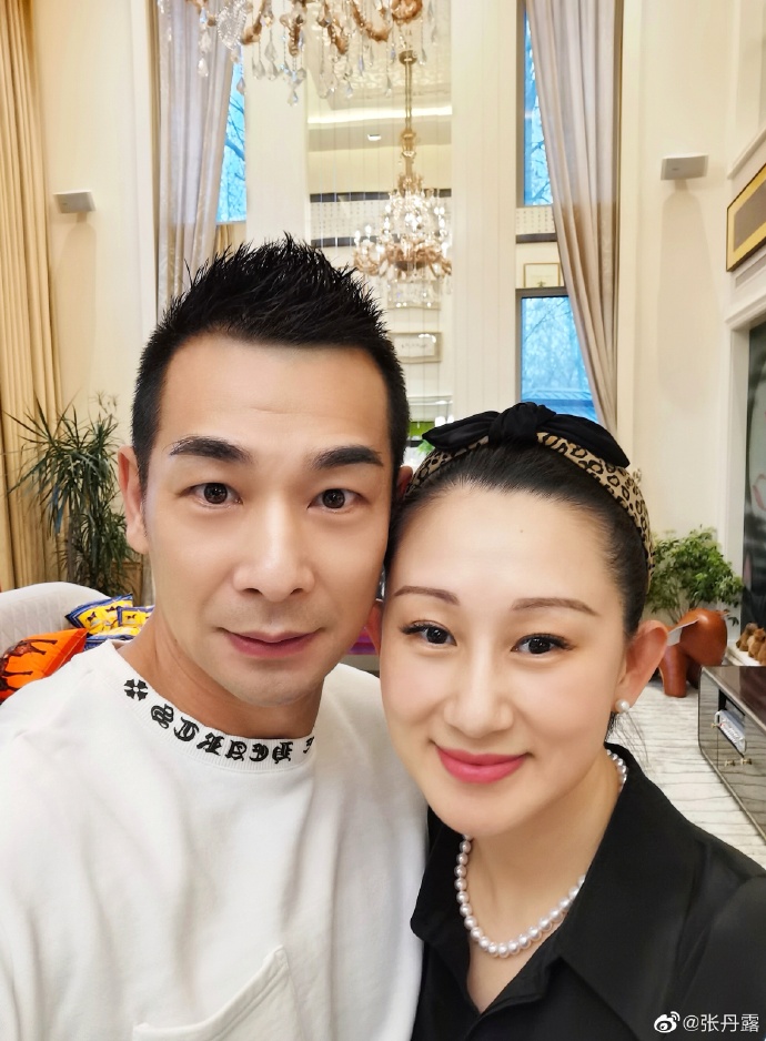 49岁赵文卓为媳妇庆生一家四口同框秀幸福豪宅奢华如宫殿