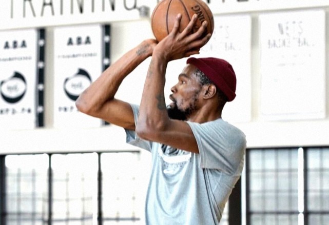 杜兰特又戴上小绒帽,欧文穿中文背心致敬科比?