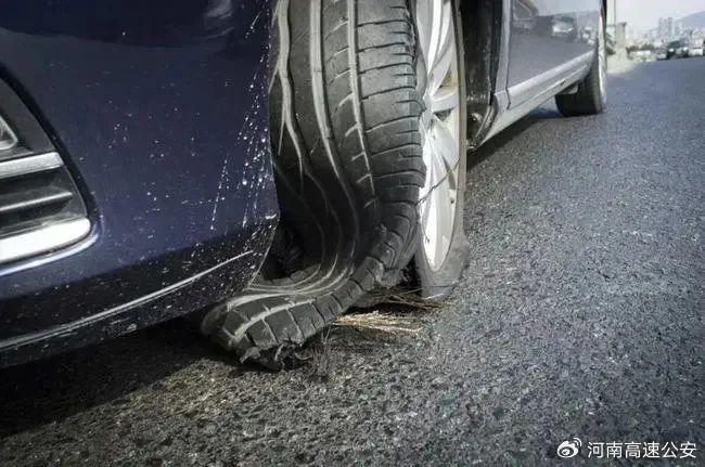 覆车之戒丨太可怕!车辆高速上爆胎失控,幸好......-新浪汽车