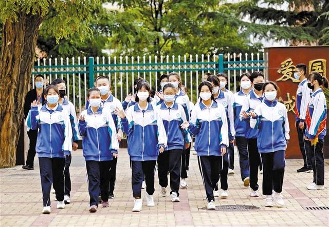 兰州市各中学迎来开学第一天,孩子们穿着校服,走进了熟悉的校园