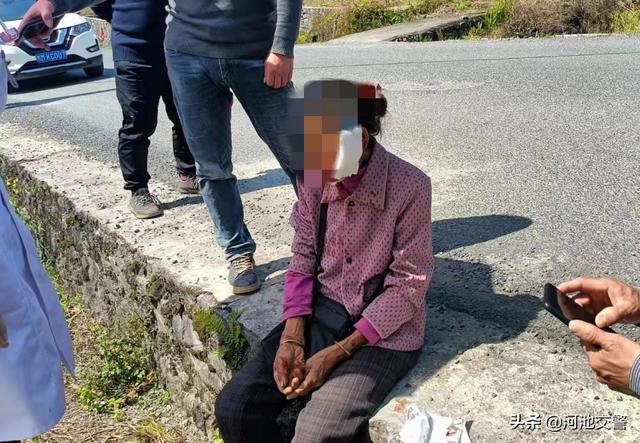 小车牵引三轮车 牵 出了祸 覆车之戒 摩托车 小车 绳子 新浪新闻