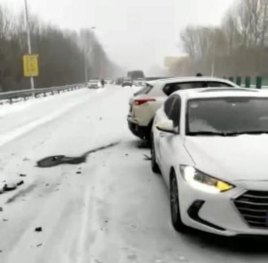 哈尔滨机场高速排起“长龙”,上百辆车滞留原地,场面令人无奈休闲区蓝鸢梦想 - Www.slyday.coM 哈尔滨机场高速排起“长龙”,上百辆车滞留原地,场面令人无奈休闲区蓝鸢梦想 - Www.slyday.coM