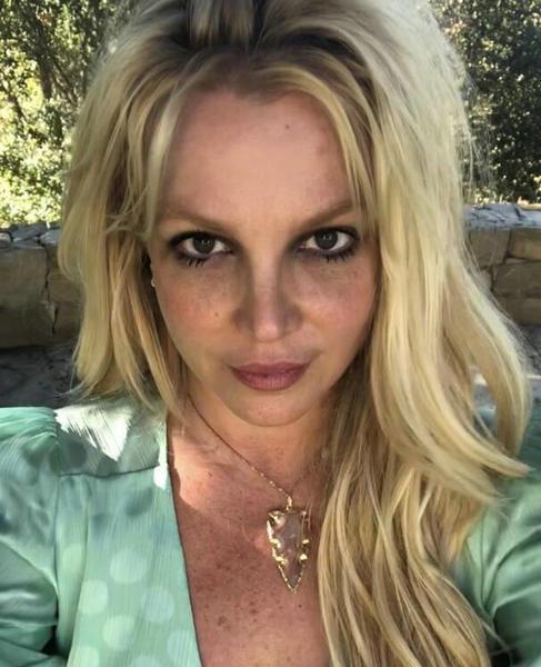 小甜甜布兰妮近况曝光头发枯黄杂乱精神状态令人担忧