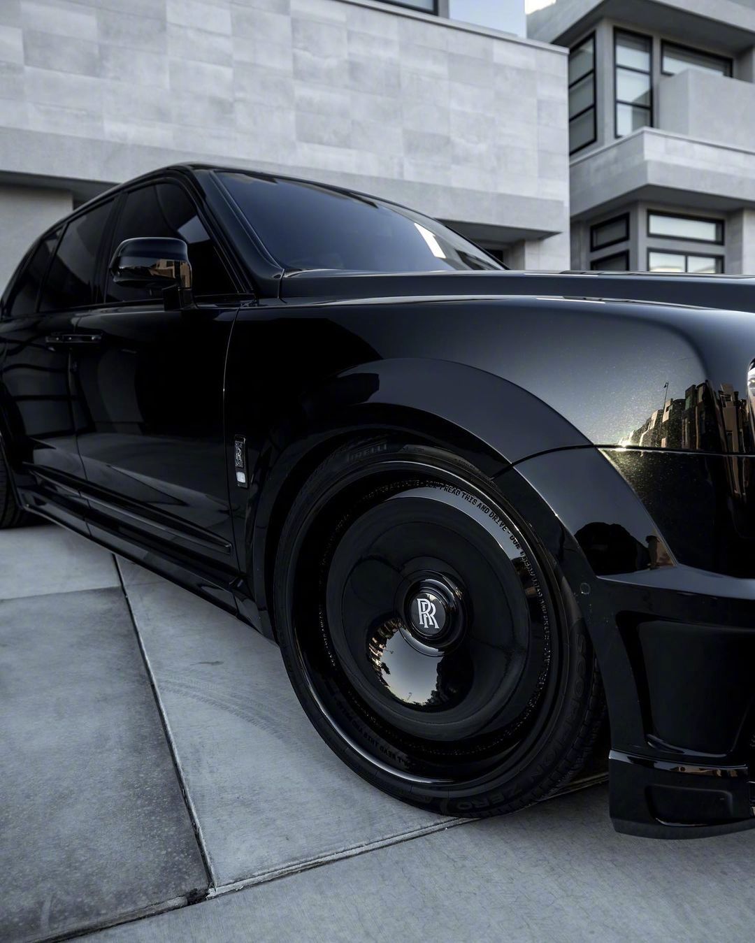 黑色劳斯莱斯rollsroycecullinan