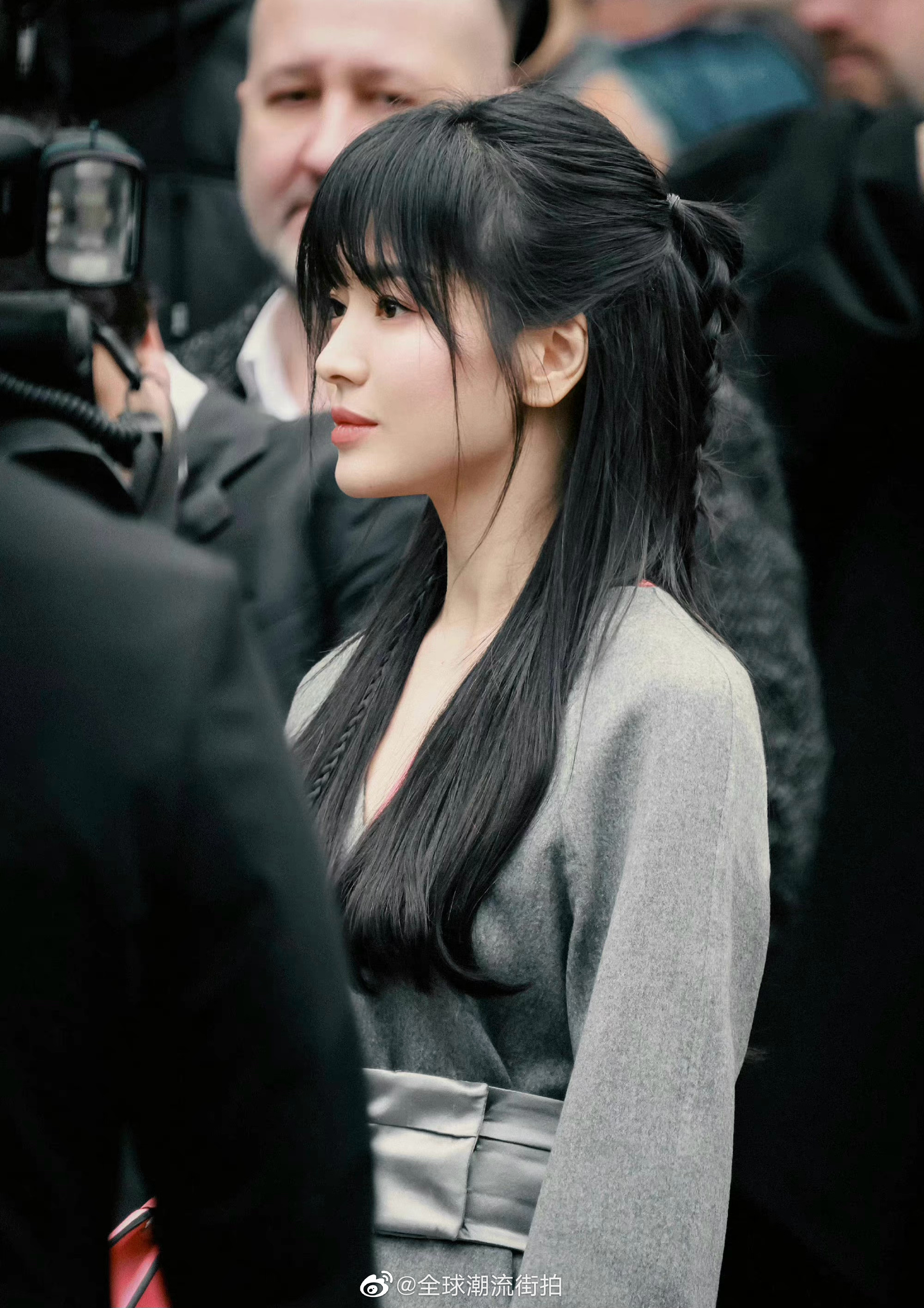 宋慧乔时装周造型大片灰色长款呢大衣外套搭配粉色斜挎包