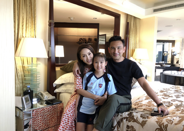 50岁郭可盈晒全家福庆生,与丈夫在豪宅举杯共饮,肌肤紧致显年轻