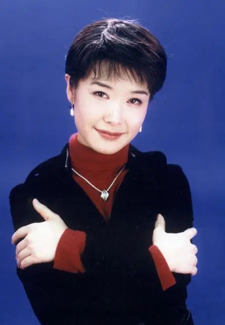 正大综艺主持王雪纯:22岁嫁初恋,老公身份成谜,51岁仍膝下无子