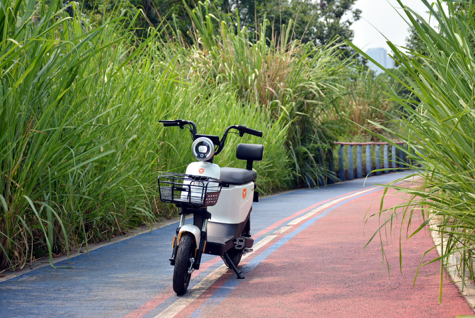 雅迪欧逸电动车图赏:60公里续航,遥控器一键启动-新浪汽车