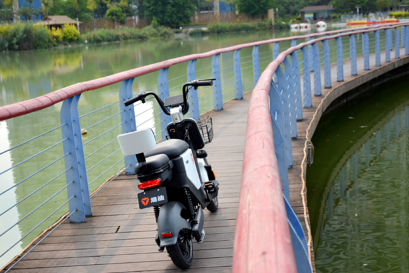 雅迪欧逸电动车图赏60公里续航遥控器一键启动